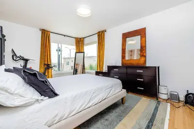 Image de Spacious 3 bedroom with abundant natural light. 15 minutes to downtown