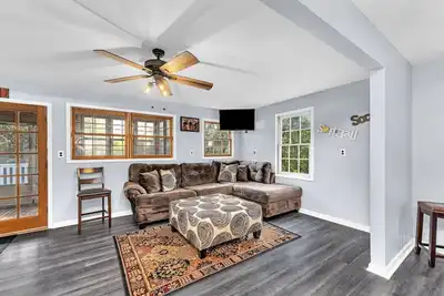 Image de Sleeps 20! Hot Tub - Walk to the Masters - Game Room - Gym