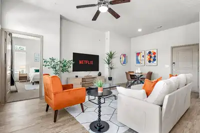 Image de Modern 2-bedroom close to Airport & Downtown - Pool, Gym & Balcony