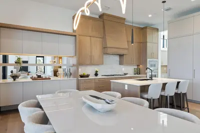 Image de Luxury Oasis Villa: 1min to beach, elevator, waterfront, spa, New $6m value!
