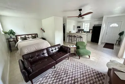 Image de Charming backyard cottage in Ft Lauderdale w/ backyard Bbq and fire pit