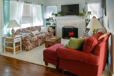 Image de The Comfy Cottage-4 Br, 2 Ba, Sleeps up to 10!