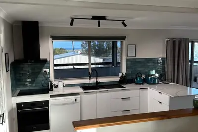 Image de Ocean View 2 Storey 4x2 With Large, Lawned Enclosed Yard