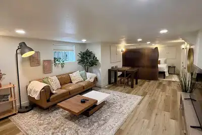 Image de Near Water Boho Basement – Private Entry, New Bath