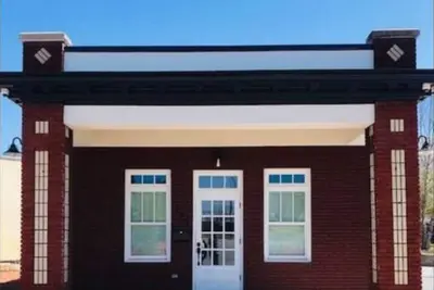 Image de Cozy studio in a vintage 1930’s Gulf Gas Station in charming Thomasville Ga