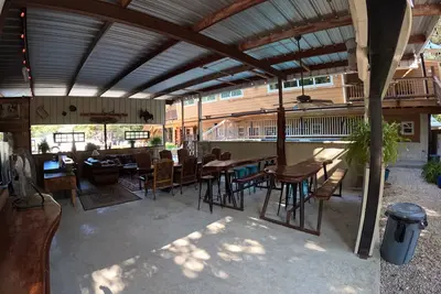 Image de Harper's Hideaway, Exclusive Private Riverfront @Vacation Frio River Room #Rc