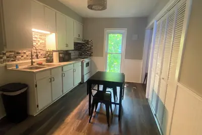 Image de Charming 2-bedroom upstairs apartment in lovely Chardon with Ac