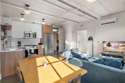 Image de CozySuites Nlg - Modern 2br condo #23