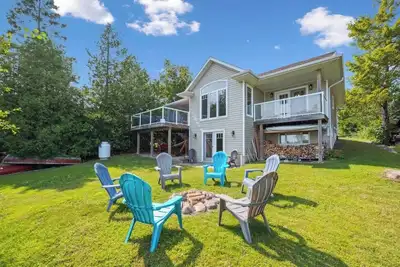 Image de Watersedge: 4br Miller Lake cottage with dock, firepit, decks, spacious interiors, rec room & foosball.