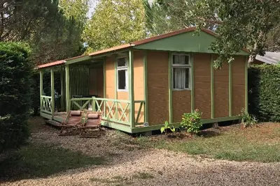 Image de Chalet Confortable avec Terrasse au Camping La Chesnays