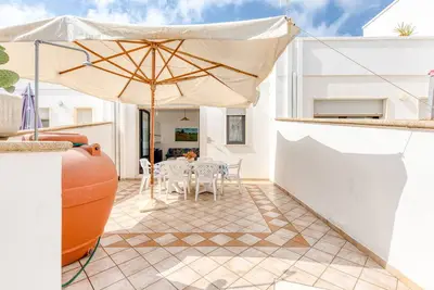 Image de Appartement 'Baia Delle Sirene Le' avec terrasse privée et climatisation