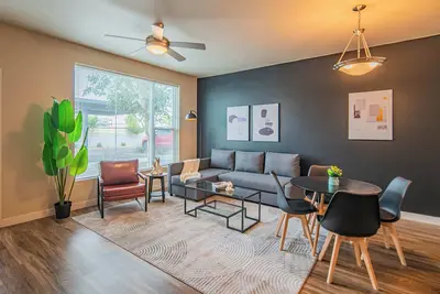 Image de Tempe Dt Escape | Pool, Gym, W/D, Parking Sleeps 4