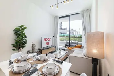 Image de StayShort - Jvc Apartment Sleeps 4 with Pool View!