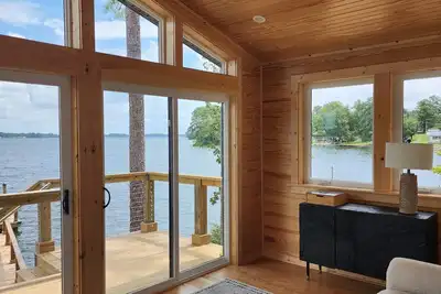 Image de Lake Murray Modern Lakefront Retreat - Dock, Fireplace & Family-Friendly Luxury