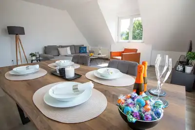 Image de Central, stylish and modern holiday apartment with balcony and box-spring beds