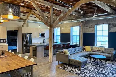 Image de Spacious + modern loft with 3 bedrooms & game room