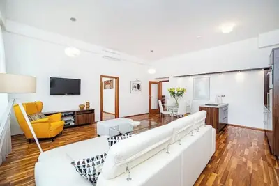 Image de Elegant 2 - bedroom Apartment with Balcony