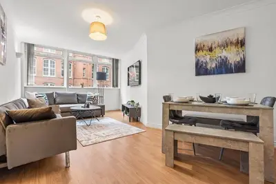 Central Modern Flat - Sleeps 6 - Free Parking