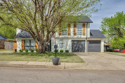 Image de Edmond Bungalow: Cute 2 Br + Bonus Game Room with Futon