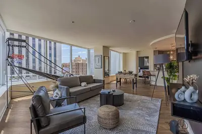 Image de Dt Phx High-Rise Apt|Balcony, Pool, Gym, W/D, Parking