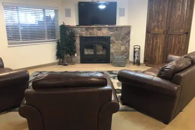 Image de Huge 3-bedroom basement apartment with tons of amenities and outdoor spaces