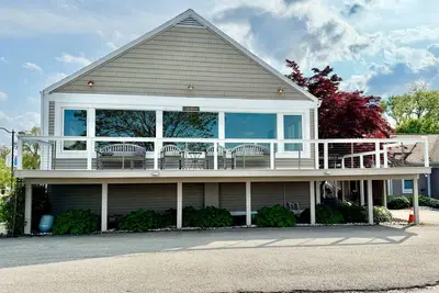 Image de Ultimate Waterfront Home w/Cottage & Beach-9bdrms