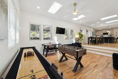 Image de Atl Game House • HotTub • Firepit • ShuffleBrd • Foosball • AirHockey • 14 max