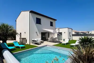 Image de Villa moderne avec piscine proche plage et autoroute