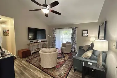 Image de Walk To Toomer'S from this condo on the Rolling Plains.