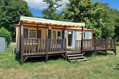 Image de Spacieux mobilhome avec terrasse et vue sur le lac, idéal pour familles.