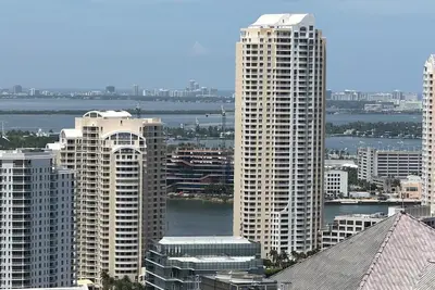 Image de 🌴Stunning views from 42nd floor condo in Brickell. Free self-parking spot.