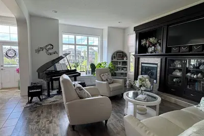 Image de Water Front 2-Story Luxury furnished home in Airdrie! 15min from CalgaryAirport.