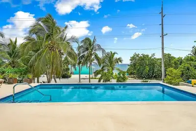 Image de Rum Reef, 6 bedroom house in North Side, pool, private beach, kayaks, bikes.