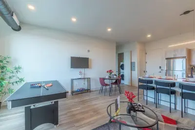 Image de Chill & Book Now! 2br Apt w/ Parking + Sleeps 12