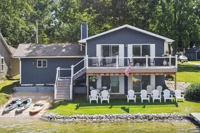 Image de Blue Bungalow - Charming Lakefront Cottage on Canadian Lakes - Sleeps 8