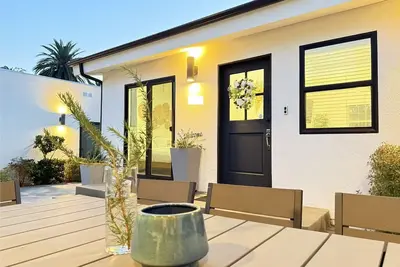 Image de Designer House in Pasadena with Outdoor Kitchen & King Bed & Ac