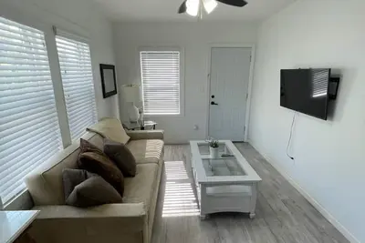 Image de Peaceful 2-bedroom Clearwater house with Ac & fenced in Backyard!