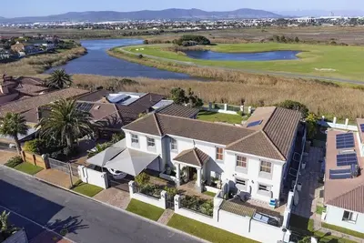 Image de An amazing villa overlooking the golfcourse and only 5 minute walk to the beach.