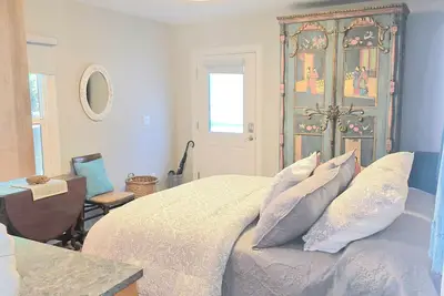 Image de Delightful 2~bedroom, pet~friendly cottage~Walking distance to everything!