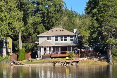 Image de Peaceful Lakefront Luxury: Hot Tub, Sandy Beach, King Bed, Stocked Kitchen