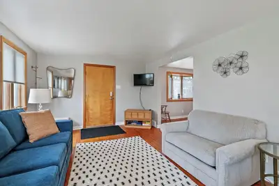 Image de Family-Friendly Cozy Home with Deck, Ac, Wi-Fi, Private Garage in Brookline
