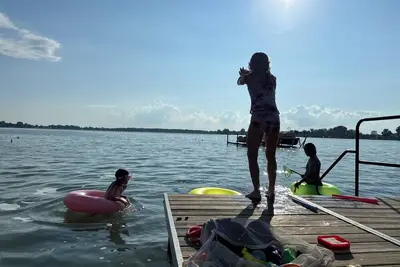 Image de Crystal Lakehouse ~ Sleeps 27 ~ Renovated Historic Hotel ~ Private Lake Access!