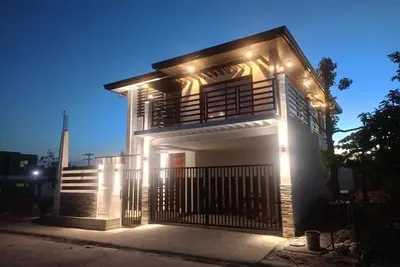 Image de Luxury Solar Home where Style Meets Sustainability