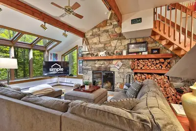 Image de Lakewood Lodge: 4br/2. 5ba Killington Home | Private Hot Tub, Wood Fire, Kent Pond & Ev Charging