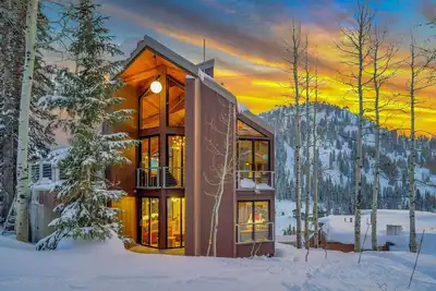 Image de Experience the Epitome of Luxury in this Gorgeous Unit with Hot Tub