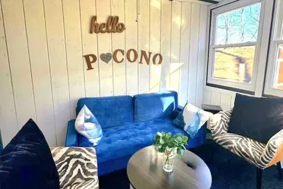 Image de Cozy chalet in heart of Pocono with hot tub, game room, sun room, Firepit