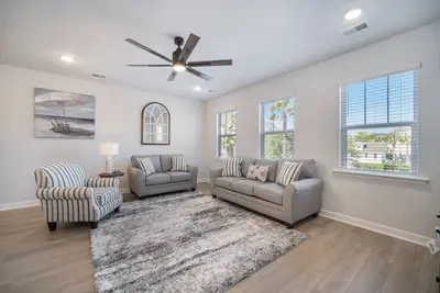 Image de Comfy 3br/2. 5ba Townhome~Access to Community Pool!