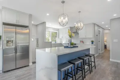 Image de Home in Rivervalley! 5 Bed 3 Full Bathrms! Ac! Fenced yard. Sleeps 10. Bbq! King bed