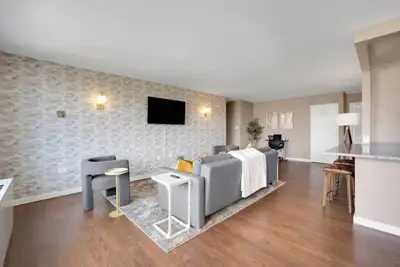 Image de Lilac Penthouse, 2br/2ba w/ Free Parking, Balcony, Walk to Metro, 1200 sqft!