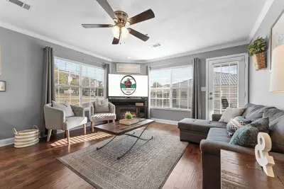 Image de Relaxing Walk-In Condo •Community Pool • Pet Friendly